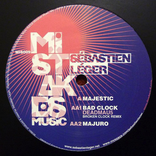 Часы уолтера. Часы из пластинки star wars. Настенные часы бэтмен. Часы атом из винила [версия 1]. Bad clock.